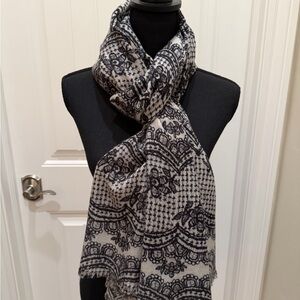 NWT Yarnz Black and White Lace Patterned Scarf